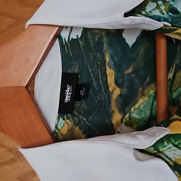 Rainforest inspired Mossimo top. Vibrant summer colors. Size S/P. - Picture 4 of 7